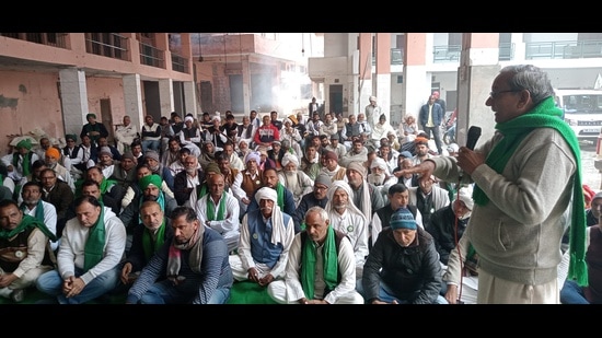 A delegation of 101 farmers from different districts of the state will reach the residence of the Haryana CM on January 19. They are seeking a hike in the state advised price (SAP) of sugarcane. (HT Photo)
