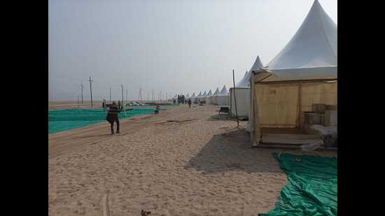 A mini tent city near Arail with comfy tents put up for tourists during the ongoing Magh Mela-2023 in Prayagraj (HT PHOTO) A mini tent city near Arail with comfy tents put up for tourists during the ongoing Magh Mela-2023 in Prayagraj (HT PHOTO)