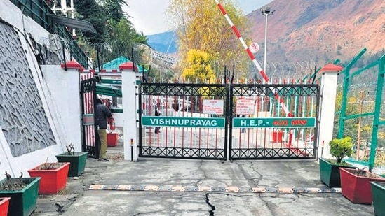 As of Saturday, 760 buildings in nine wards of Uttarakhand’s Joshimath town developed cracks, while 147 were declared unsafe from where families were shifted to safer locations. (HT photo)