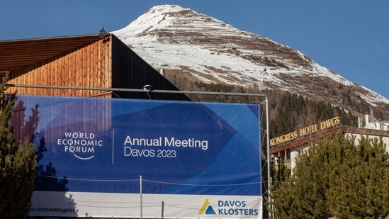 The partially snow-covered Schiahorn mountain, beyond the Congress Center, the venue for the World Economic Forum (WEF), in Davos, Switzerland.(Bloomberg)