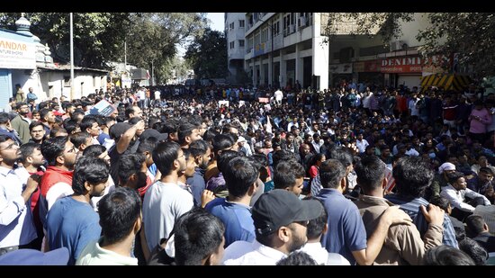 MPSC students who had assembled at Alka Talkies Chowk called off the strike on Friday night. (HT PHOTO)