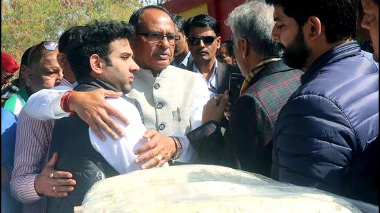 Madhya Pradesh chief minister Shivraj Singh Chouhan paid homage to Sharad Yadav. (ANI Photo) Madhya Pradesh chief minister Shivraj Singh Chouhan paid homage to Sharad Yadav. (ANI Photo)