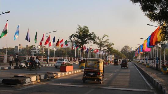 PMC has beautified the Bund Garden road stretch ahead of the G20 meetings in the city. (Ravindra Joshi/HT PHOTO)