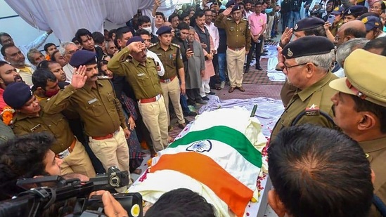 Security personnel pay tributes to the mortal remains of former union minister Sharad Yadav during his last rites, at his native Ankhmou village in Madhya Pradesh.(PTI)