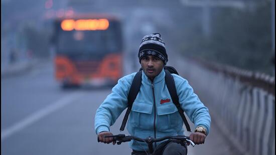 The Safdarjung observatory, Delhi’s base weather station, recorded a minimum temperature of 10.2°C, around three degrees above the normal for this time of the year, and marginally above Friday’s 9.8°C. (Sanchit Khanna/HT photo)