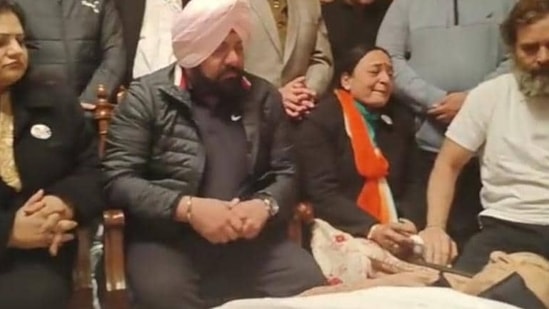Congress leader Rahul Gandhi (extreme right) consoling the family members of Jalandhar MP Santokh Singh Chaudhary at their house in Jalandhar on Saturday. (HT Photo) Congress leader Rahul Gandhi (extreme right) consoling the family members of Jalandhar MP Santokh Singh Chaudhary at their house in Jalandhar on Saturday. (HT Photo)