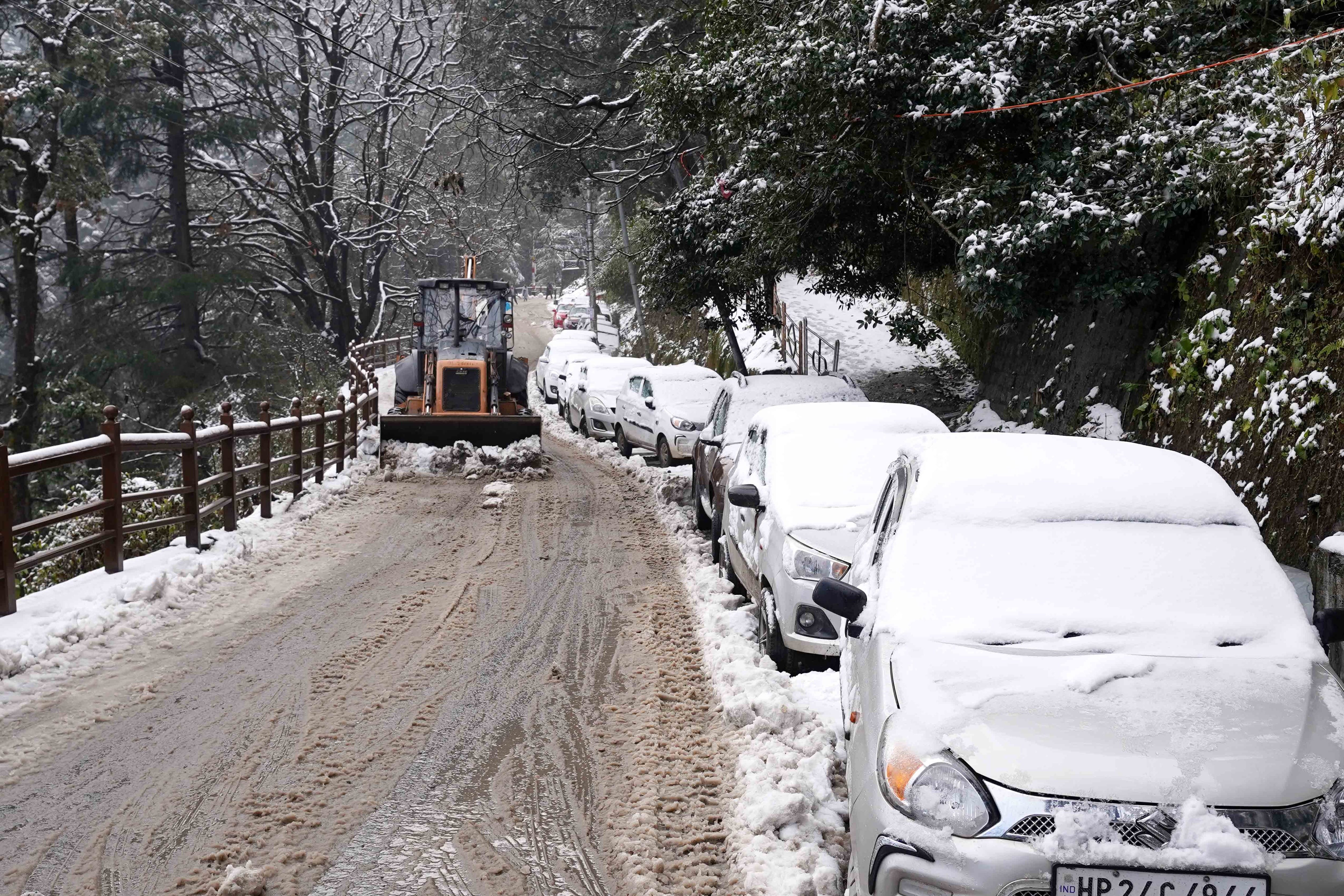 A land mover machine clears the snow from Sanjauli-IGMC hospital road after the fresh snowfall in Shimla on Saturday. (Deepak Sansta/HT) A land mover machine clears the snow from Sanjauli-IGMC hospital road after the fresh snowfall in Shimla on Saturday. (Deepak Sansta/HT)