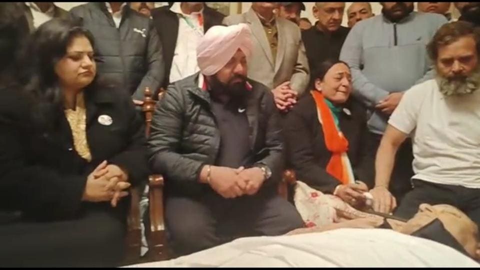 Congress leader Rahul Gandhi (extreme right) consoling the family members of Jalandhar MP Santokh Singh Chaudhary at their house in Jalandhar on Saturday. (HT Photo)