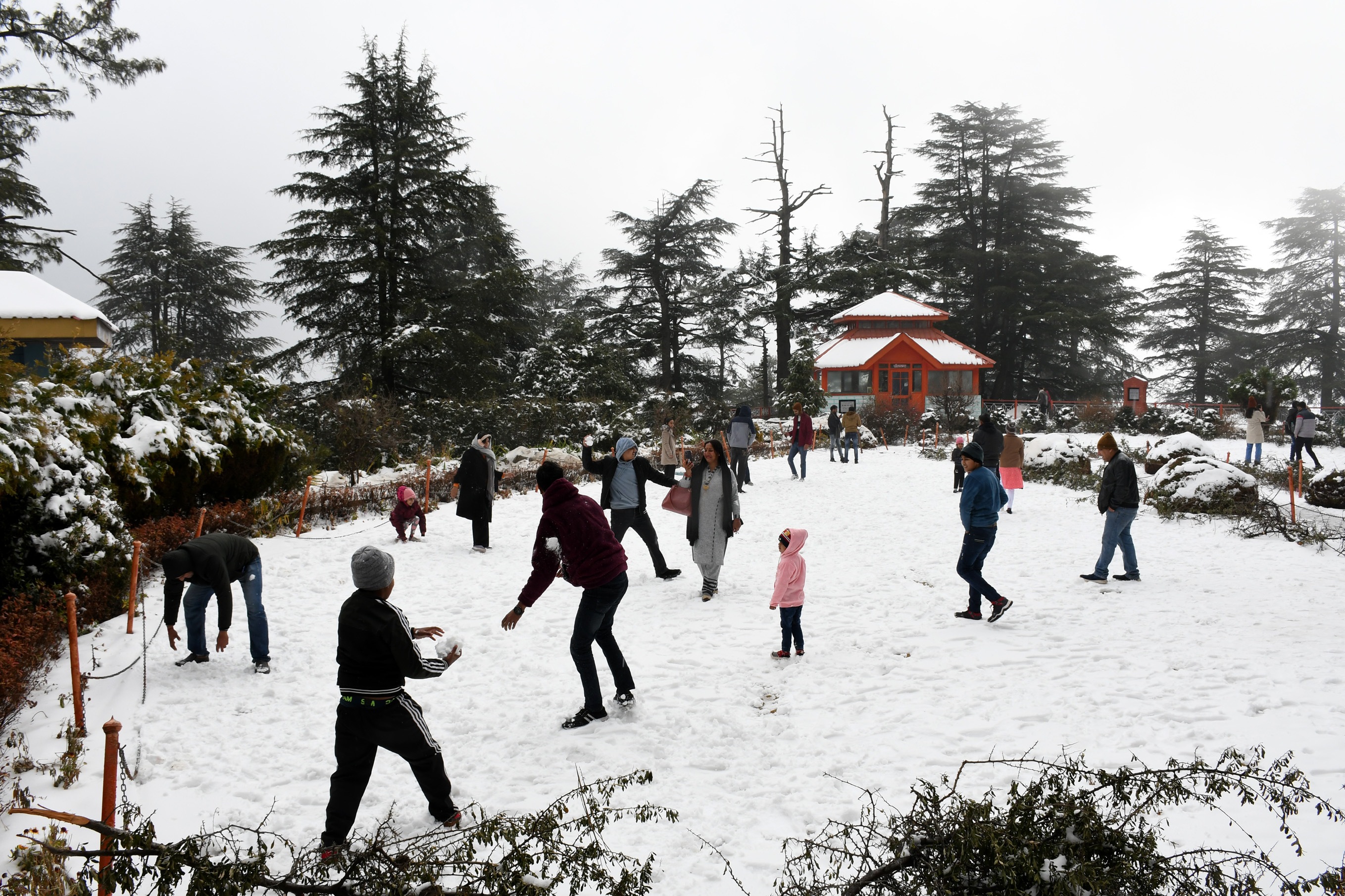 Tourists enjoying the snow at Jakhoo Temple after fresh snowfall in Shimla on Saturday. (Deepak Sansta/HT) Tourists enjoying the snow at Jakhoo Temple after fresh snowfall in Shimla on Saturday. (Deepak Sansta/HT)