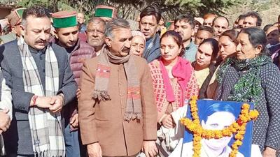 HP chief minister Sukhvinder Singh Sukhu paying tributes to former minister Mansa Ram at Karsog on Sunday. (HT Photo)