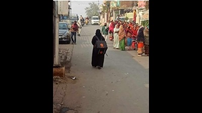 Netizens couldn’t make out who the woman was as the pic was taken from behind and didn’t show her face. (HT Photo) Netizens couldn’t make out who the woman was as the pic was taken from behind and didn’t show her face. (HT Photo)