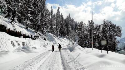 People walk on a road covered with fresh snow near the Atal Tunnel in Himachal Pradesh on Sunday. (Aqil Khan/Hindustan Times) People walk on a road covered with fresh snow near the Atal Tunnel in Himachal Pradesh on Sunday. (Aqil Khan/Hindustan Times)
