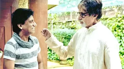 Late comedian Raju Srivastav and Amitabh Bachchan in an old photo. Late comedian Raju Srivastav and Amitabh Bachchan in an old photo.