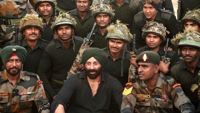 Sunny Deol shared a picture with Indian Army personnel on Army Day. Sunny Deol shared a picture with Indian Army personnel on Army Day.