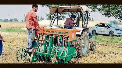 The agriculture minister said that under this scheme till now, a total of 113,622 machines have been given which includes 90,422 machines in the last four years. (HT file photo)