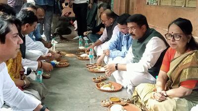 Union education minister Dharmendra Pradhan having lunch with BJP workers in Kolkata on Saturday. (ANI Picture Service) Union education minister Dharmendra Pradhan having lunch with BJP workers in Kolkata on Saturday. (ANI Picture Service)