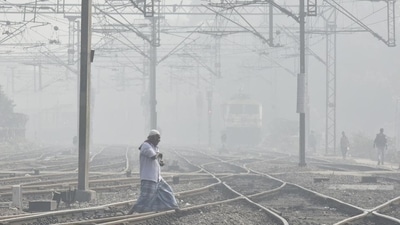 Trains delayed due to heavy dense fog at New Delhi Railway station in New Delhi on Sunday. (Raj K Raj/HT PHOTO) Trains delayed due to heavy dense fog at New Delhi Railway station in New Delhi on Sunday. (Raj K Raj/HT PHOTO)