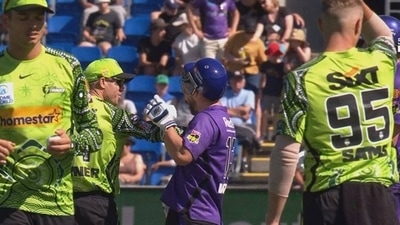 David Warner ‘shoves’ Matthew Wade, engage in on-field spat during BBL clash (Screengrab) David Warner ‘shoves’ Matthew Wade, engage in on-field spat during BBL clash (Screengrab)