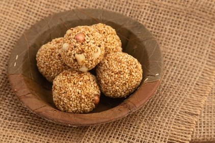 Til-gur laddoos are made with sesame seeds, jaggery, and peanuts. (Unsplash) Til-gur laddoos are made with sesame seeds, jaggery, and peanuts. (Unsplash)