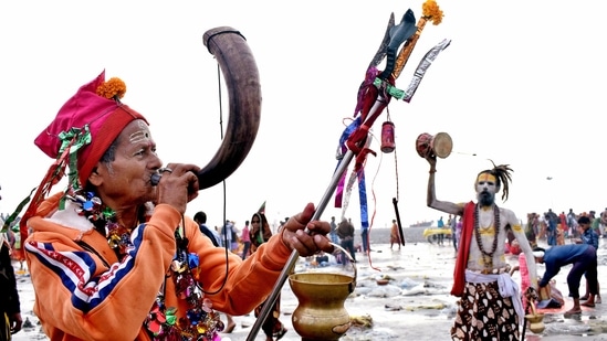 Devotees and sadhu ritual during the Gangasagar Mela on Makar Sankranti, in Kolkata on Saturday. India's second-largest pilgrimage gathering, after the Kumbh Mela, is considered to be the Gangasagar Mela, which takes place around Makar Sankrati (middle January). At Sagar Island's southern edge in West Bengal, it attracts hundreds of devotees who come across to seek righteousness throughout the winter months of the year.(Shyamal Maitra)