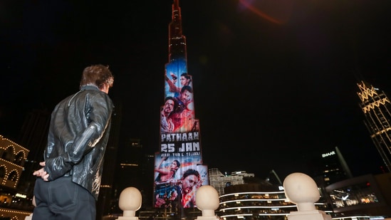 Shah Rukh Khan and Deepika Padukone’s Pathaan trailer is being played on Burj Khalifa.(Twitter/@yrf)