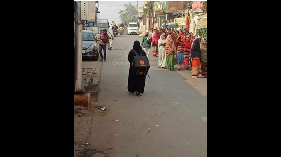 Netizens couldn’t make out who the woman was as the pic was taken from behind and didn’t show her face. (HT Photo)