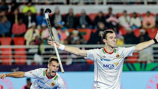 Spain players in action(FIH)