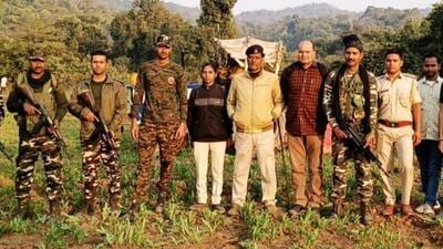 A joint team of Gaya police, Sashastra Seema Bal and the excise department destroyed Opium poppy crops (HT Photo) A joint team of Gaya police, Sashastra Seema Bal and the excise department destroyed Opium poppy crops (HT Photo)