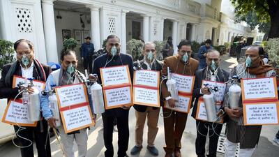 BJP legislators protest against AAP government outside the Delhi assembly with oxygen cylinders and facemasks. (ANI) BJP legislators protest against AAP government outside the Delhi assembly with oxygen cylinders and facemasks. (ANI)