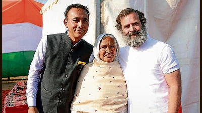 Congress leader Rahul Gandhi poses for a picture with Swaran Kaur, sister of Bahujan Samaj Party founder Kanshi Ram, and Kanshi Ram Foundation President Lakhbir Singh during a meeting amid the party's Bharat Jodo Yatra on Monday. (ANI Photo) (ANI photo)