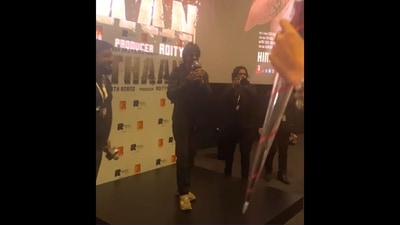 SRK interacting with Avantika Mohan at Pathaan’s promotional event. (Instagram/@durjoydatta) SRK interacting with Avantika Mohan at Pathaan’s promotional event. (Instagram/@durjoydatta)