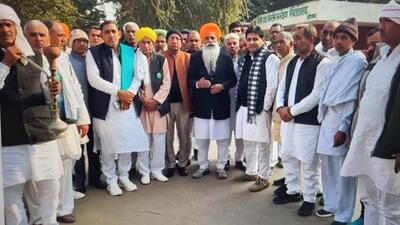 Farmers stage a protest outside the agriculture department office in Panchkula on Monday. In a video message, BKU state president Gurnam Singh Charuni said they were called for a meeting with a committee formed under the state agriculture minister to consider the demand of hike in the sugarcane SAP but they were told to meet a three-member committee under the cane commissioner. (HT Photo) Farmers stage a protest outside the agriculture department office in Panchkula on Monday. In a video message, BKU state president Gurnam Singh Charuni said they were called for a meeting with a committee formed under the state agriculture minister to consider the demand of hike in the sugarcane SAP but they were told to meet a three-member committee under the cane commissioner. (HT Photo)