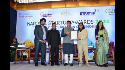 KBCols Sciences Founders Dr Vaishali Kulkarni and Dr Arjun Singh Bajwa receiving National Startup Award. (HT PHOTO)