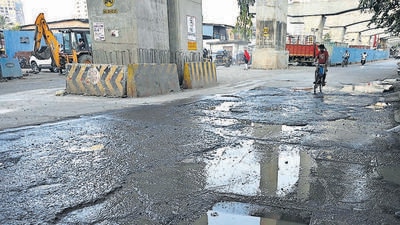 Mumbai, India - January 16, 2023: New Linking Road, near Infinity Mall Signal, at Andheri (West), in Mumbai, India, on Monday, January 16, 2023. (Photo by Vijay Bate/HT Photo) (HT PHOTO) Mumbai, India - January 16, 2023: New Linking Road, near Infinity Mall Signal, at Andheri (West), in Mumbai, India, on Monday, January 16, 2023. (Photo by Vijay Bate/HT Photo) (HT PHOTO)