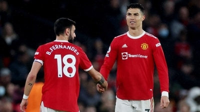 Bruno Fernandes (L) with Cristiano Ronaldo (REUTERS/File Photo)