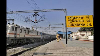 The fog-induced delay in trains reaching Ludhiana railway station on Monday left the passengers stranded in the biting cold, with some of the trains arriving 8 to 10 hours late. (HT File Photo)