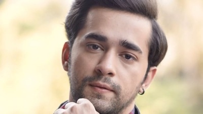 Anuj Saini plays the role of a professor in Rajkumar Santoshi's Gandhi Aur Godse Ek Yudh. Anuj Saini plays the role of a professor in Rajkumar Santoshi's Gandhi Aur Godse Ek Yudh.