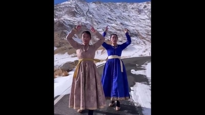Women dancing to Ghodey Pe Sawaar in Ladakh. (Twitter/@nontsay) Women dancing to Ghodey Pe Sawaar in Ladakh. (Twitter/@nontsay)