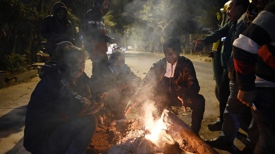 Near RML Hospital in New Delhi on Monday. Cold northwesterly winds are expected to return with temperatures expected to dip once again from January 26 or 27. (Sanjeev Verma/HT Photo)