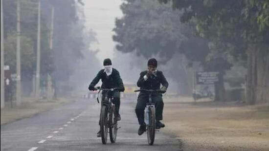 North India has been reeling under harsh winter with temperatures plunging from sub-normal to sub-zero, but students have braved the conditions for the sake of their education. (HT File)