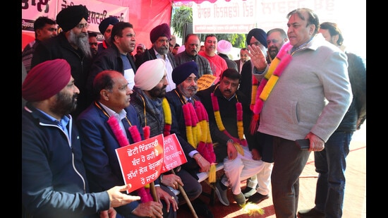 The representatives including the association’s president sat on a hunger strike and later suspended the same for three days after assurance from BJP leaders of resolving the matter. (HT photo by Harvinder Singh)