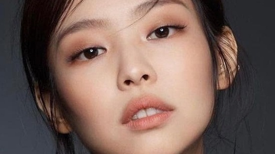 To keep the focus on your natural beauty, use a neutral eyeshadow that is close to your natural skin tone. Apply the shadow to your eyelid and blend it out for a subtle, natural look.(Pinterest)