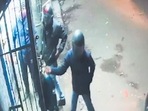 Delhi: Robbers on bikes loot man, shoot him in leg Delhi: Robbers on bikes loot man, shoot him in leg