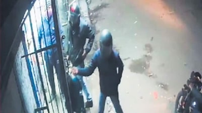 Delhi: Robbers on bikes loot man, shoot him in leg Delhi: Robbers on bikes loot man, shoot him in leg