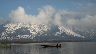 A man rows his boat on the Dal Lake on a sunny day in Srinagar. The city recorded a low of -2.7°C on Monday night. (Waseem Andrabi /Hindustan Times) A man rows his boat on the Dal Lake on a sunny day in Srinagar. The city recorded a low of -2.7°C on Monday night. (Waseem Andrabi /Hindustan Times)