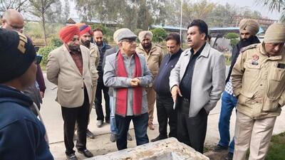 A team of experts at the factory after protesters, most of them farmers, alleged violation of environmental norms by the unit in Zira sub division of Ferozepur district. (HT file photo)