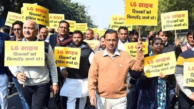 Delhi chief minister Arvind Kejriwal and his deputy Manish Sisodia leading the protest march. (ANI) Delhi chief minister Arvind Kejriwal and his deputy Manish Sisodia leading the protest march. (ANI)
