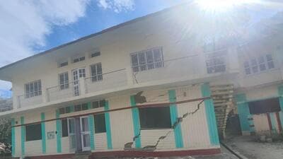PWD house to be demolished in Joshimath after it was declared unsafe by CBRI (HT Photo)