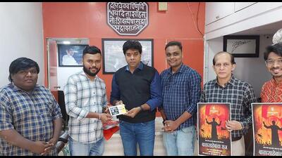 Speaking to Hindustan Times, the author of the play Anikmet Bandarkar said, “We are portraying Raj as the real heir of Balasaheb. He has inherited several of his traits. Like Balasaheb, Raj is a good cartoonist and has great oratorial skills, he has also taken forth Balasaheb’s agenda of the Marathi manoos and his style of politics. Due to unfortunate events, Raj had to part ways with the Shiv Sena, but even after that he often spoke to Balasaheb over phone.” (HT PHOTO)