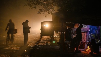 The IMD declares a cold wave in a region when the minimum temperature is 4.5°C or more below the normal mark, or when it drops to 4°C. (Raj K Raj/HT Photo) The IMD declares a cold wave in a region when the minimum temperature is 4.5°C or more below the normal mark, or when it drops to 4°C. (Raj K Raj/HT Photo)